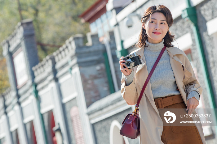 旅行的青年女人拿着照相机