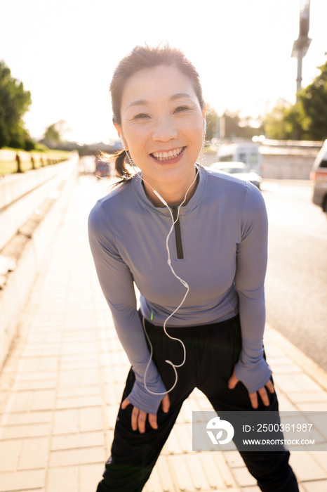 中老年女子在马路旁健身