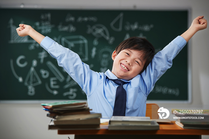 教室里兴奋的小学生