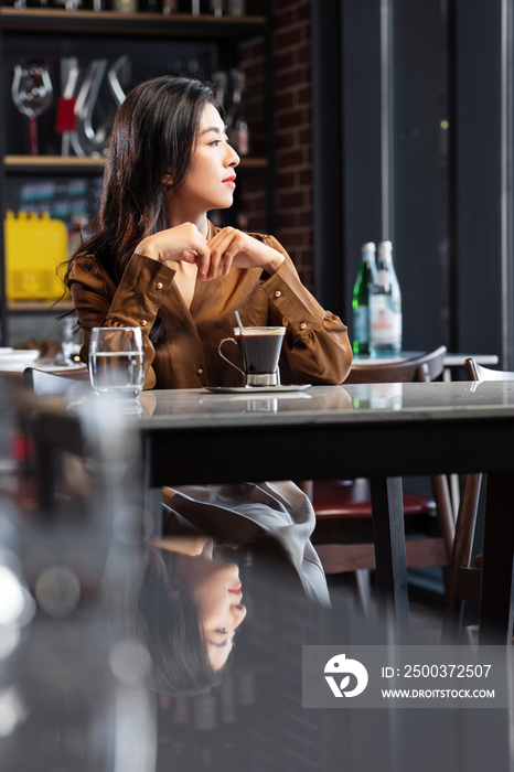 青年女人喝咖啡