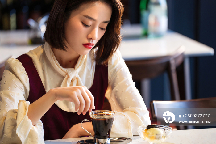 咖啡馆内享受下午茶的青年女人