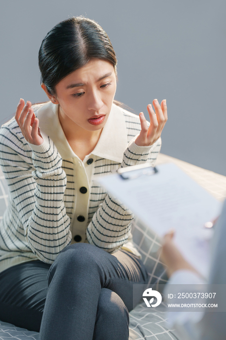 青年女人和心理医生交谈