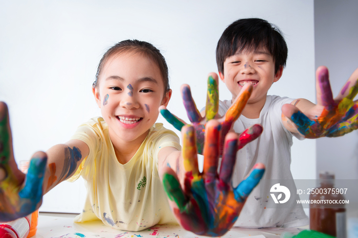 手上涂满颜料的小学生