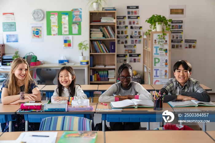 国际学校学生在教室里上课