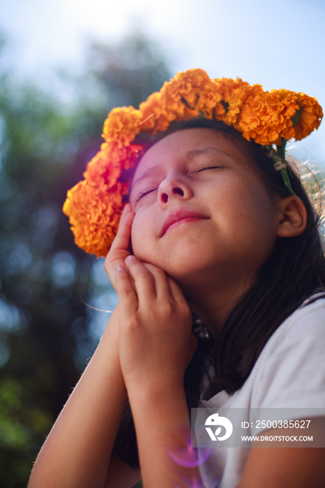 Niña con cempasuchil en día de los muertos celebración Mexicana