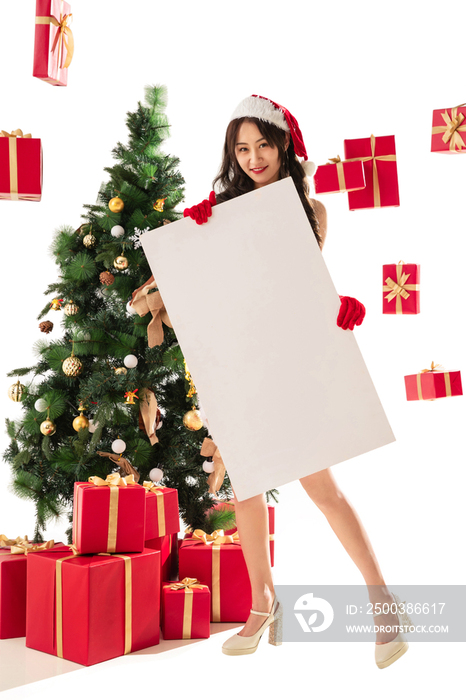 过圣诞节的年轻女人拿着白板