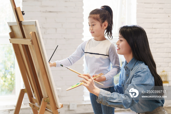 家教老师辅导小学生学习绘画