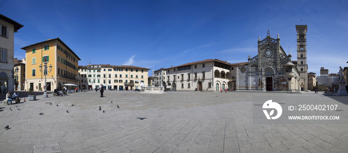 意大利，托斯卡纳，普拉托。大教堂广场。大教堂。