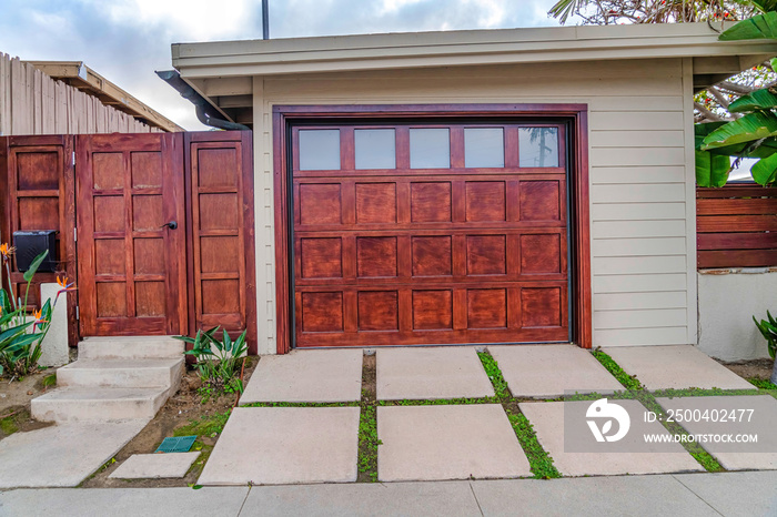 加利福尼亚州圣地亚哥的家，木门旁边有玻璃板车库门