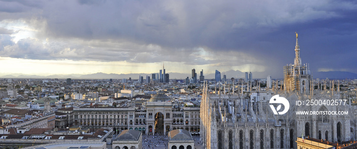 Italia - Milano - Galleria Vittorio Emanuele e Skyline durante il tramonto - Duomo