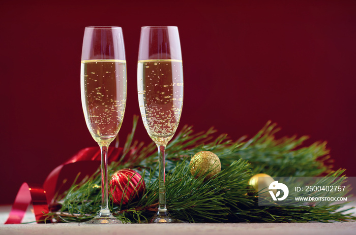 在一张装有圣诞球的木桌上放了几杯香槟。