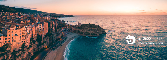 Tropea, vista aerea della città in Calabria che si affaccia sul Mare Mediterrano al tramonto.  Panor