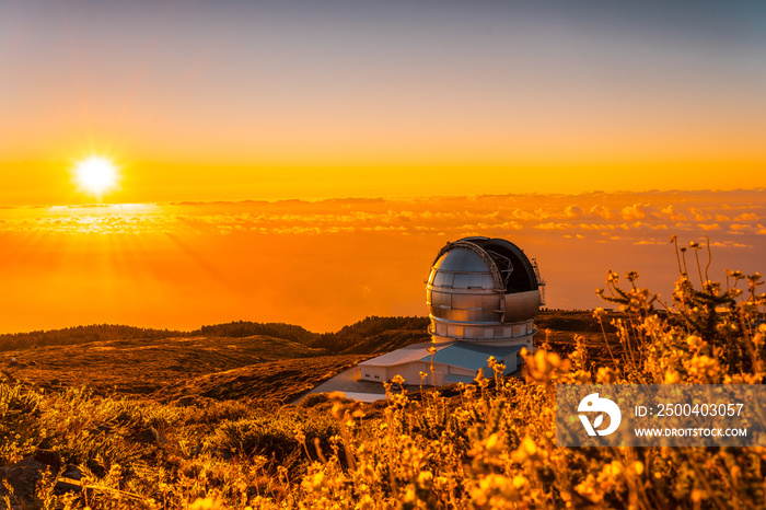 位于塔布里火山口的大型金丝雀望远镜，名为Grantecan optico del Roque de los Muchachos