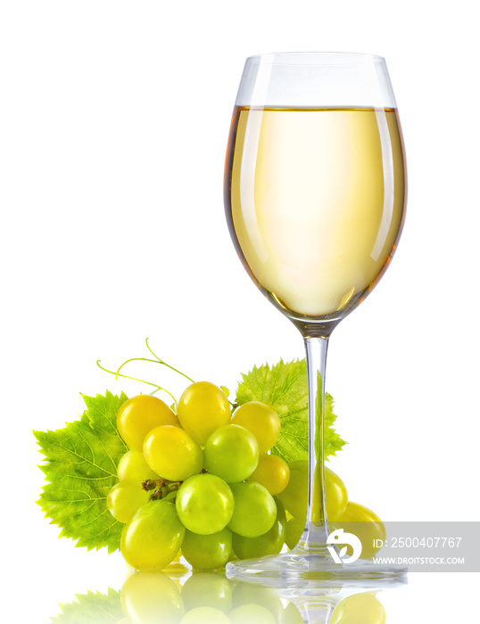 一杯白葡萄酒和一束成熟的葡萄分离