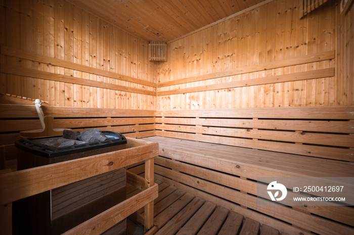 木制桑拿室内室，在热桑拿中放松身心