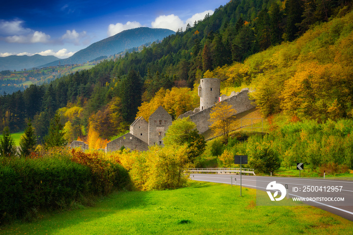 Chiusa di Rio di Pusteria in Bressanone，South Tyrol，Dolomites，Italy（意大利多洛米蒂省南蒂罗尔省布雷萨诺内市普斯特里亚区奇萨市）