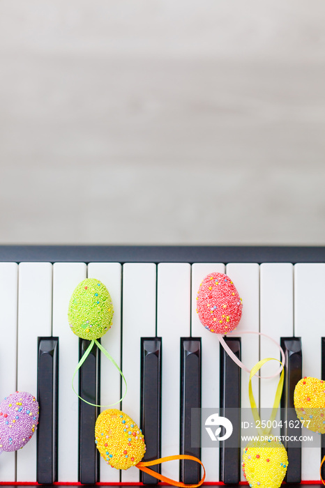 钢琴乐器音乐上的复活节彩蛋装饰