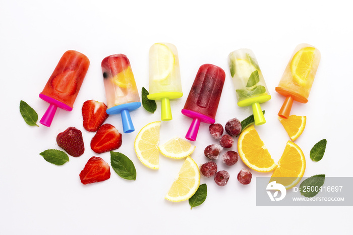 自制多色明亮水果冰棍，配草莓、樱桃、柠檬、橙子、柠檬和薄荷a