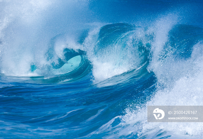 考艾岛卢马海海滩发生巨浪