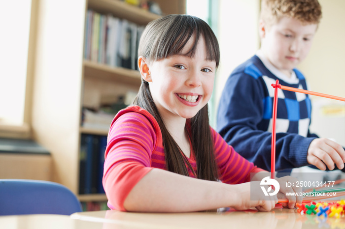 小学生使用塑料建筑套装