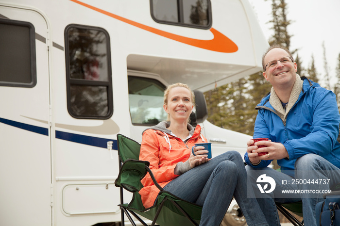 情侣在露营地喝咖啡