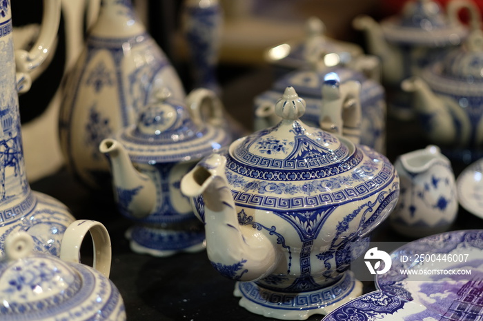 关闭许多中国传统茶壶。背景模糊