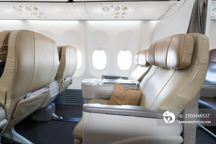 飞机商务舱倾斜座椅上的一排空皮革座椅。