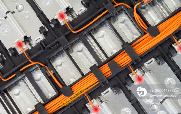 选择性关注电动汽车锂电池组和电池之间的内部接线