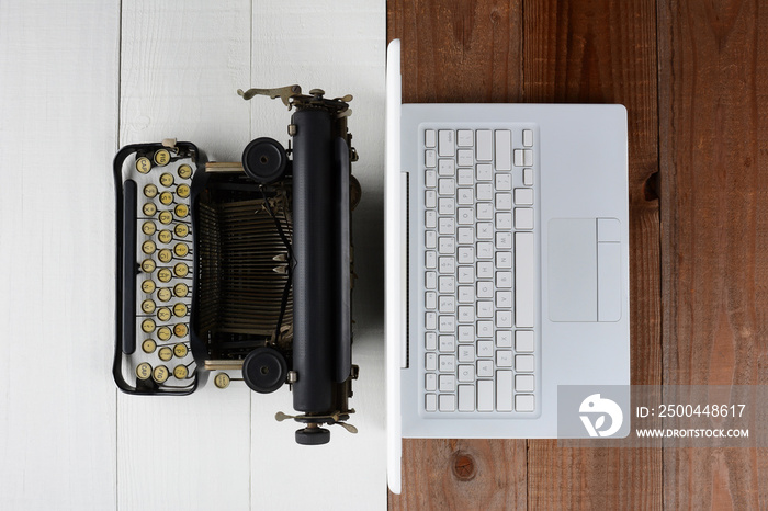 一台老式打字机与一台现代笔记本电脑背靠背的头顶镜头