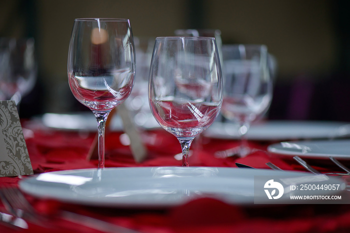 精致的餐桌，配有白瓷器、葡萄酒和水晶酒杯，里面有银器