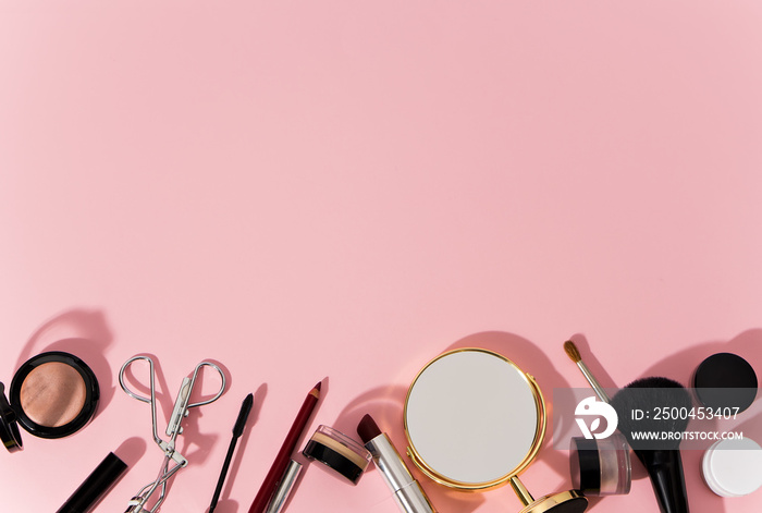 粉色背景的化妆产品和工具