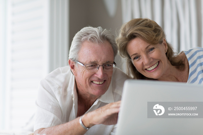 幸福的老年夫妇使用笔记本电脑