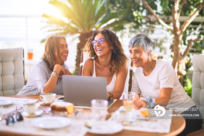 中年女性共进午餐、喝咖啡的聚会。成熟的朋友用膝盖微笑着开心