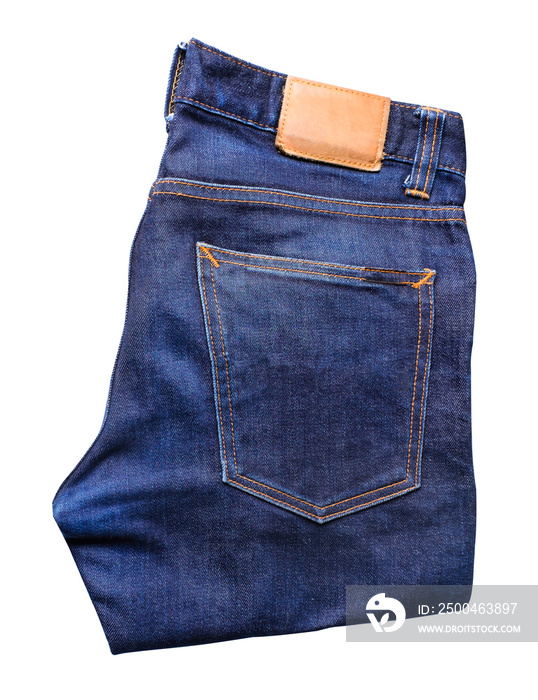 蓝色牛仔裤时尚折叠在白色背景上的俯视图，带有剪裁路径。平躺
