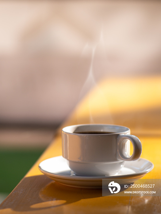 晴天，黄色木桌上的早晨热咖啡
