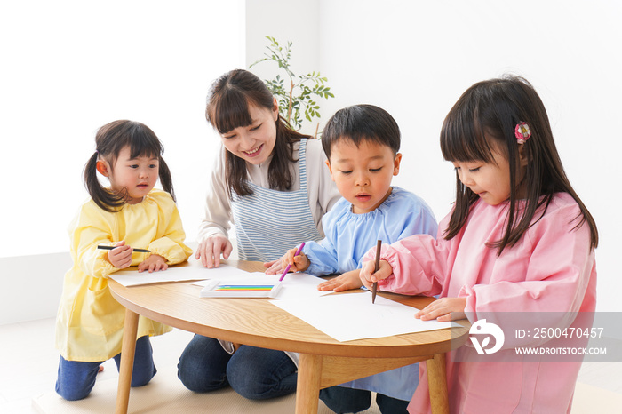 幼稚園・保育園・こども園で笑顔で楽しく遊ぶ児童と先生