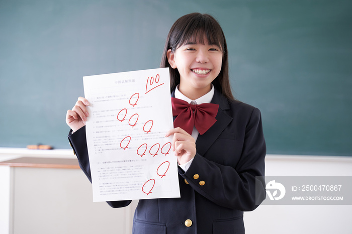 テストで100点をとった日本人女子中学生