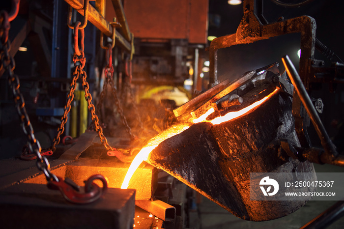 铸造桶将热熔融金属倒入铸模。冶金和钢铁生产。