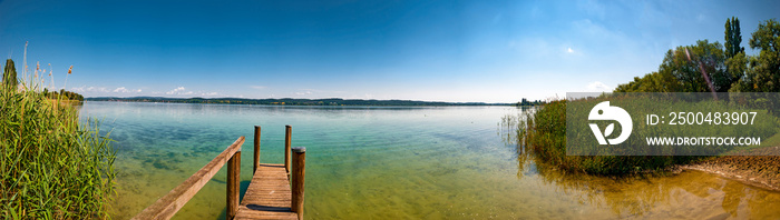 Steg am Seeufer im Sommer auf der Reichenau, Bodensee