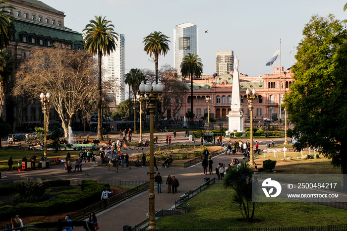 全景五月广场，背景为Casa Rosada-阿根廷布宜诺斯艾利斯