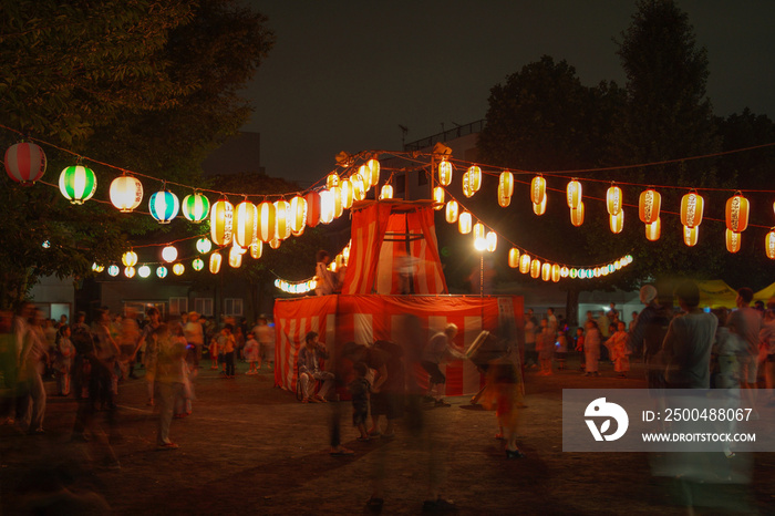 夏祭りの盆踊りイメージ