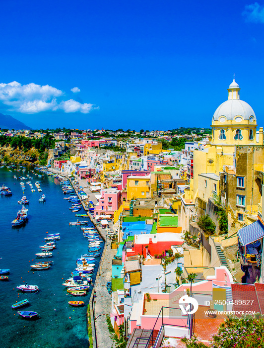 意大利的普罗奇达岛以其多彩的码头、狭窄的街道和许多海滩而闻名。