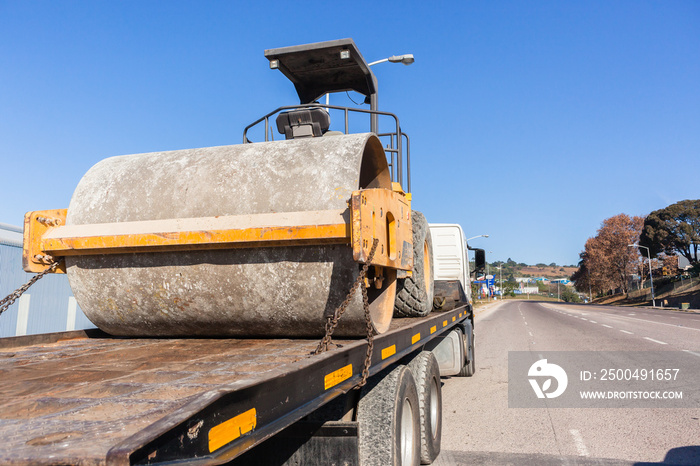 Truck Transporting Industrial Earthworks Roller Machine