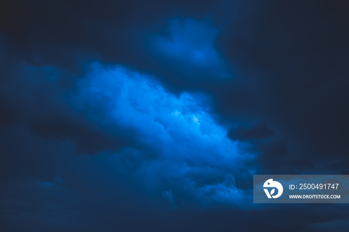 雨前的夜空。多云的天空