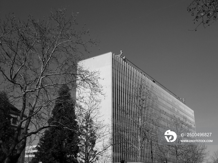 Modernes Verwaltungsgebäude im Sonnenschein am Campus der Goethe Universität im Stadtteil Bockenheim