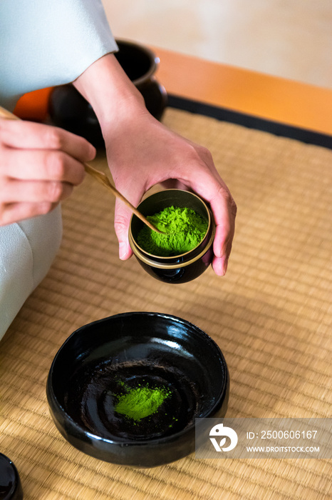 日本女人，茶艺大师，Sen Rikyu，在日本时用手将抹茶粉放入茶碗中