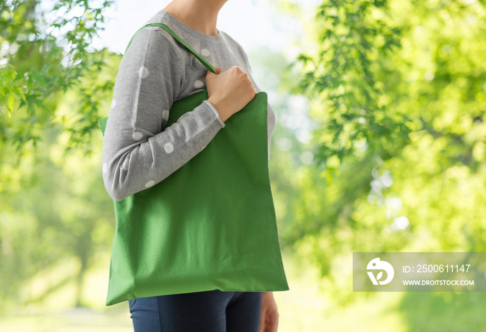 消费主义、可持续性和生态友好概念——女性带着绿色可重复使用的帆布袋装食物