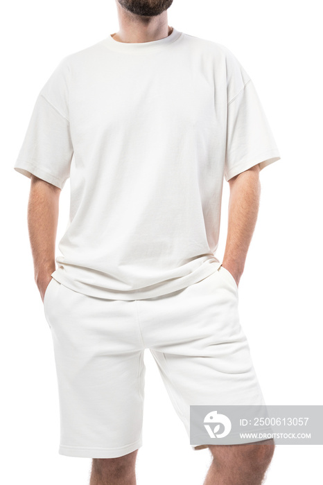 身穿白底白t恤和短裤的男子