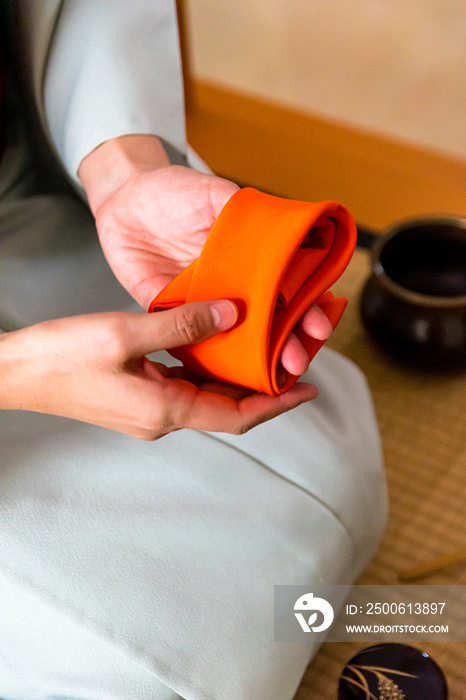 日本女茶师森里圭，手为日本传统茶准备净化布c