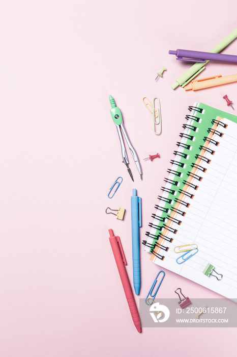 学校背景，带笔记本和粉红色的彩色学习用品。带返校概念